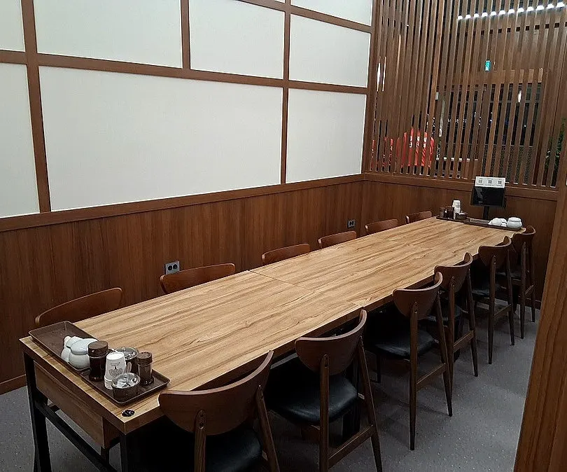 깔끔한 창가 테이블 자리