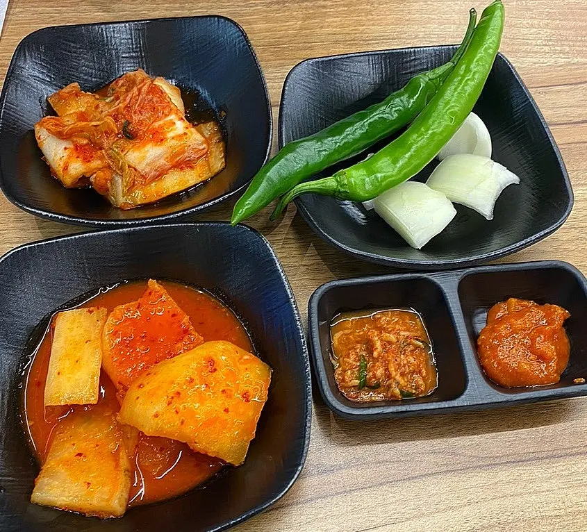 배추김치 섞박지 새우젓 쌈장 기본 반찬 세팅