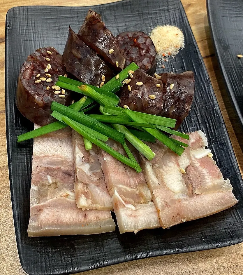 정식에 함께 나온 편육과 찰순대 구성