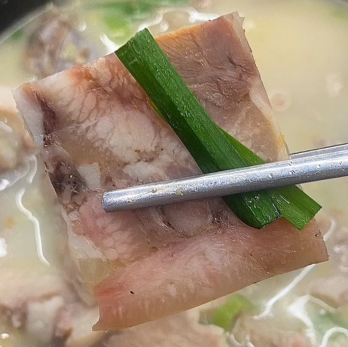 머릿고기와 내장이 푸짐한 특 순대국