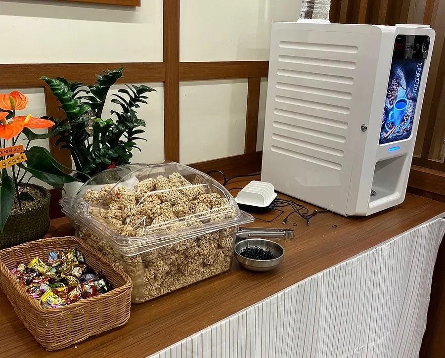 계산대 옆 과자 사탕 커피 코너