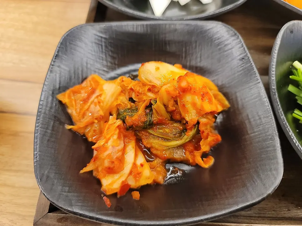 트레이에 담겨 나온 기본 반찬 세팅