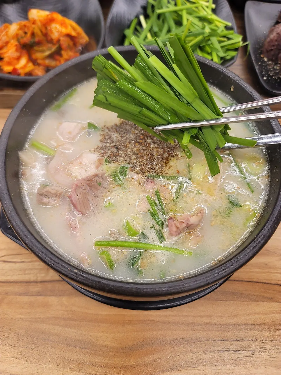 뚝배기 가득 담긴 옛날경성순대국
