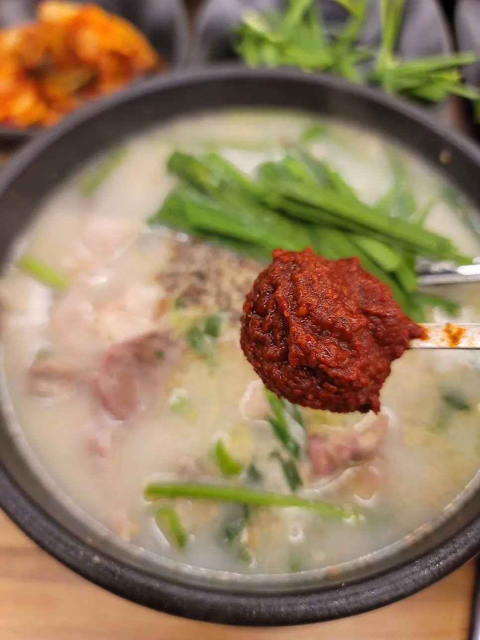 건더기를 건져 올린 순대국 고기와 내장