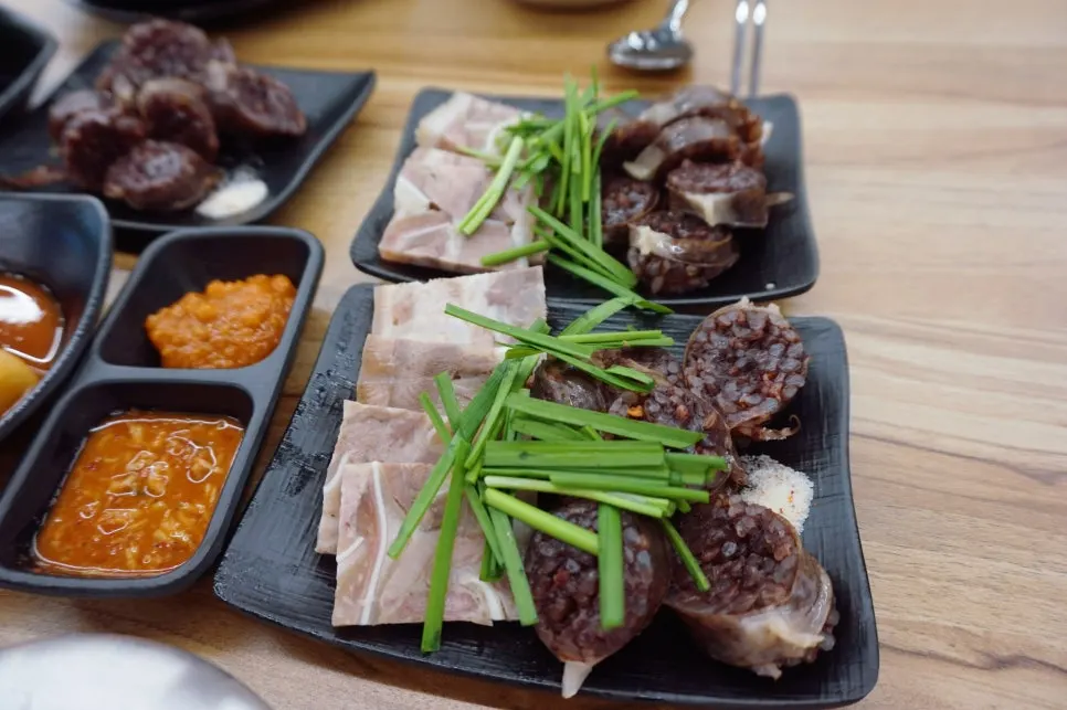 Set menu with head meat, sundae, and pyeonyuk together