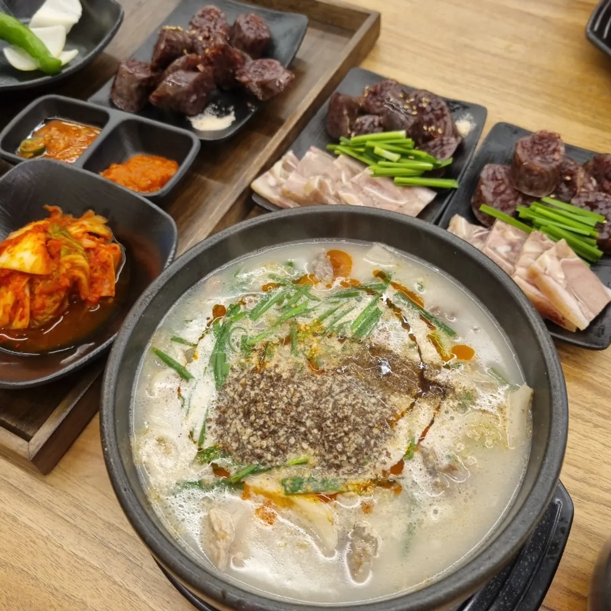 편육과 찰순대가 함께 놓인 특 정식 상차림