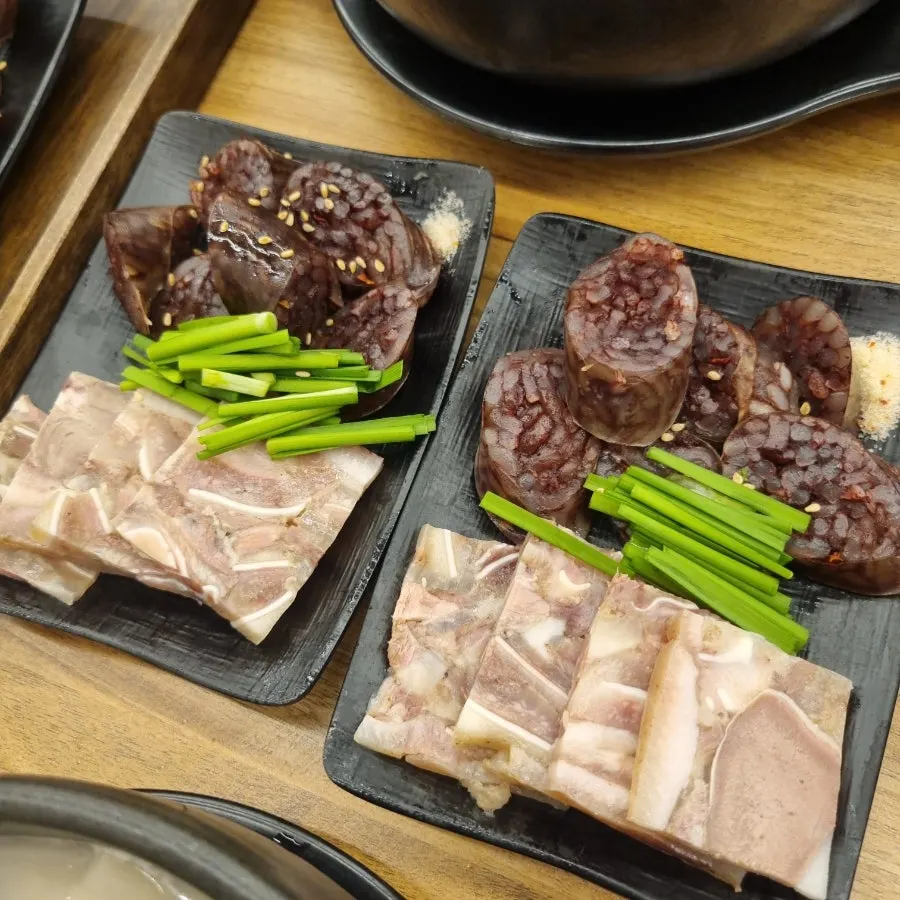 순대국 속 토종순대와 찰순대 접시