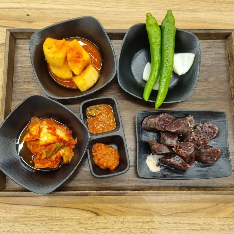 잡내 없이 깔끔한 순대국 국물