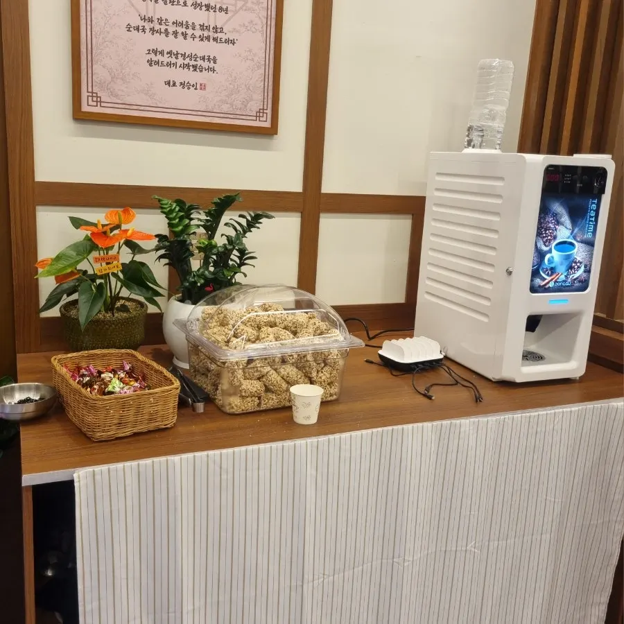 녹양점 전용 주차장과 매장 입구