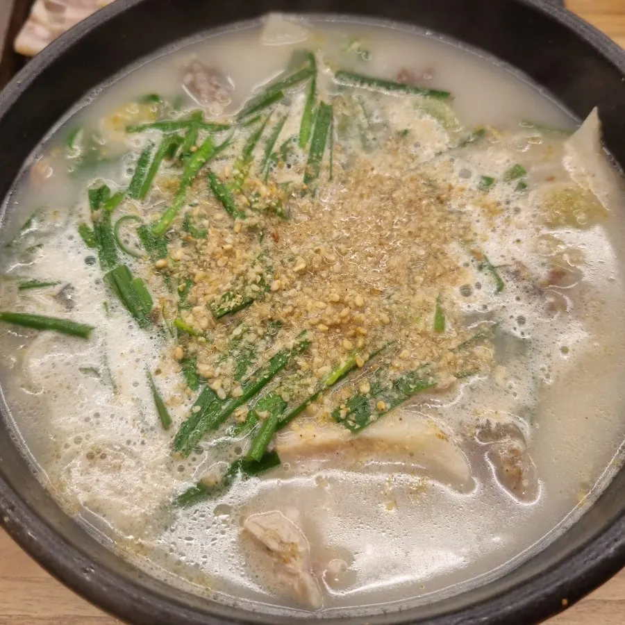 미니절구로 참깨를 가는 모습