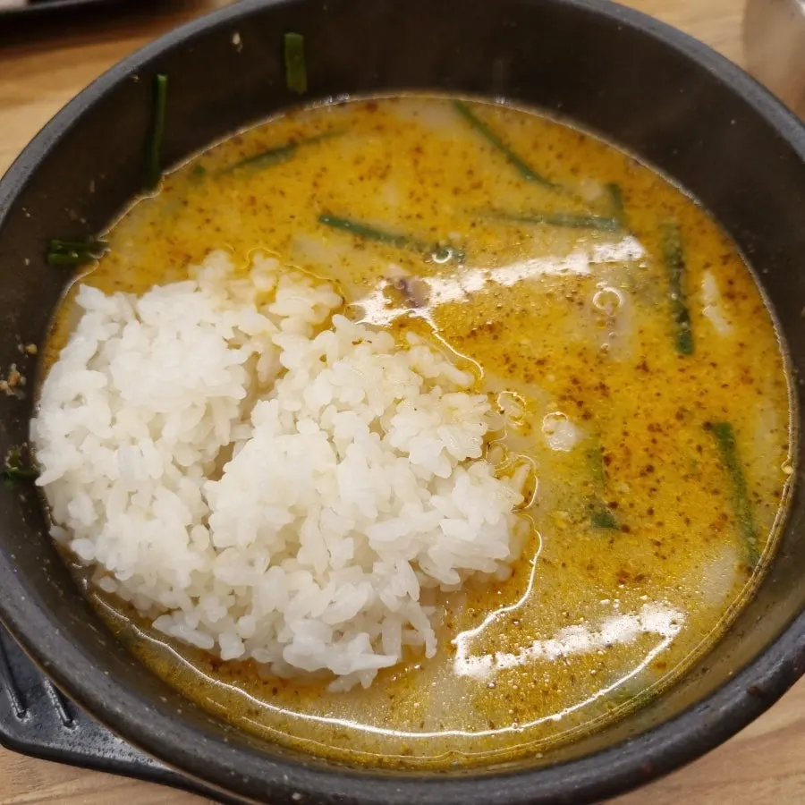 밥을 넣어 먹는 순대국밥