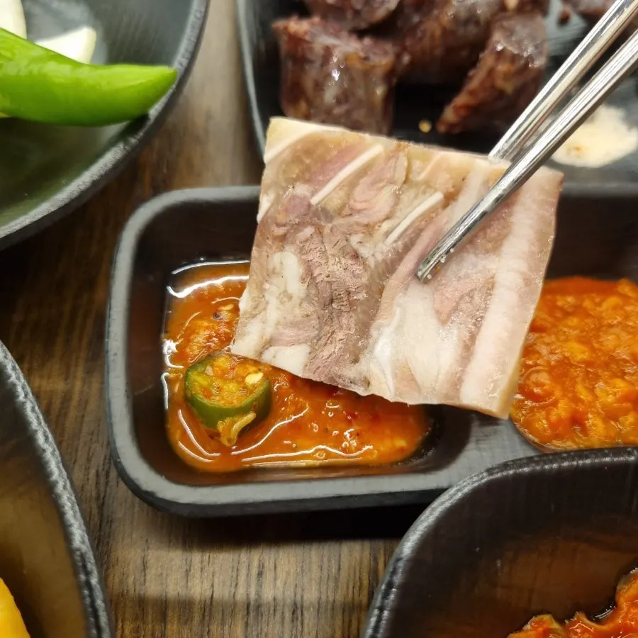 정식에 함께 나온 편육 접시
