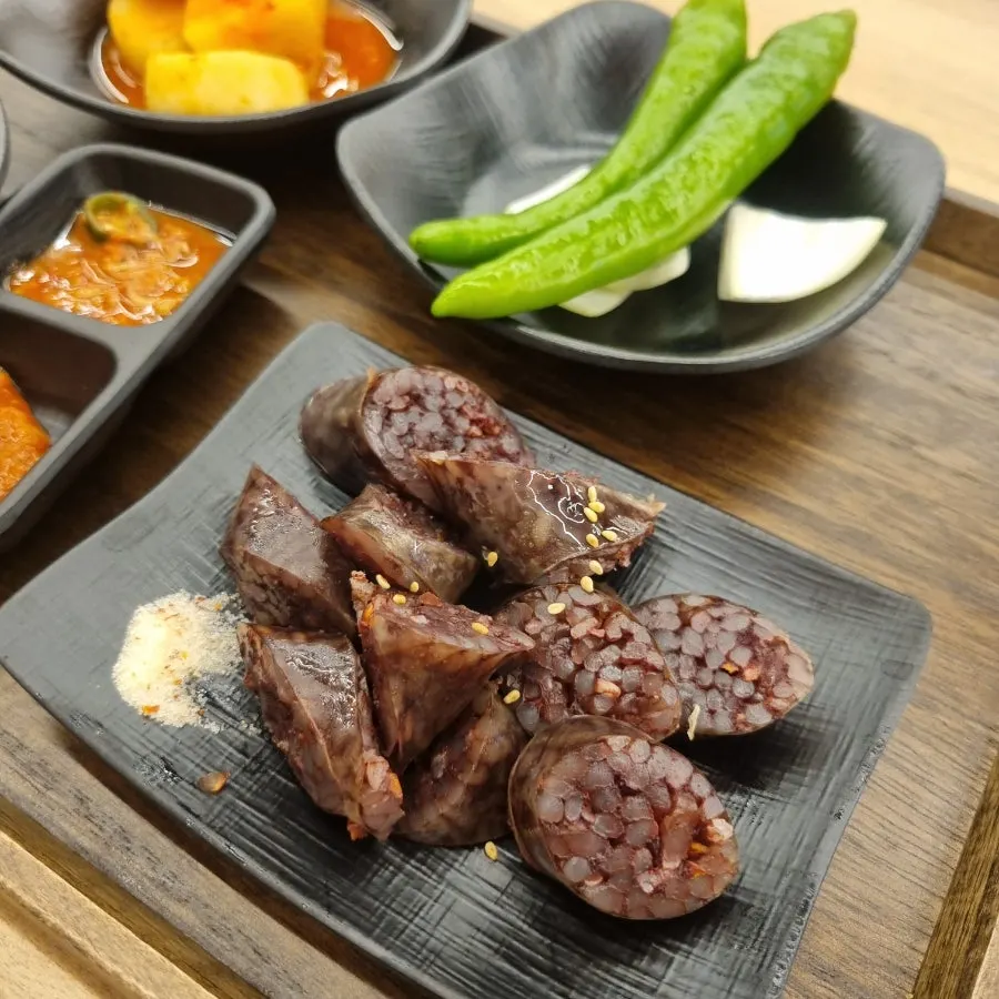 매운 새우젓에 찍어 먹는 편육