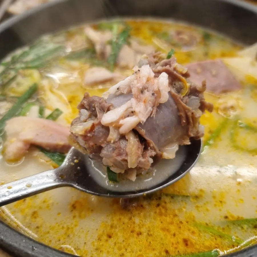 소금에 찍은 찰순대 한 점