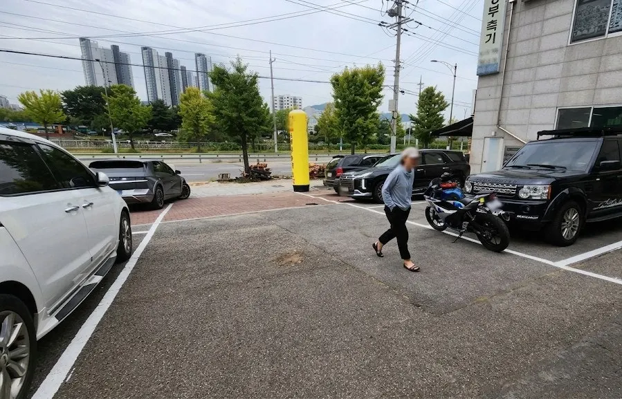 매장 앞 넓은 전용 주차 공간