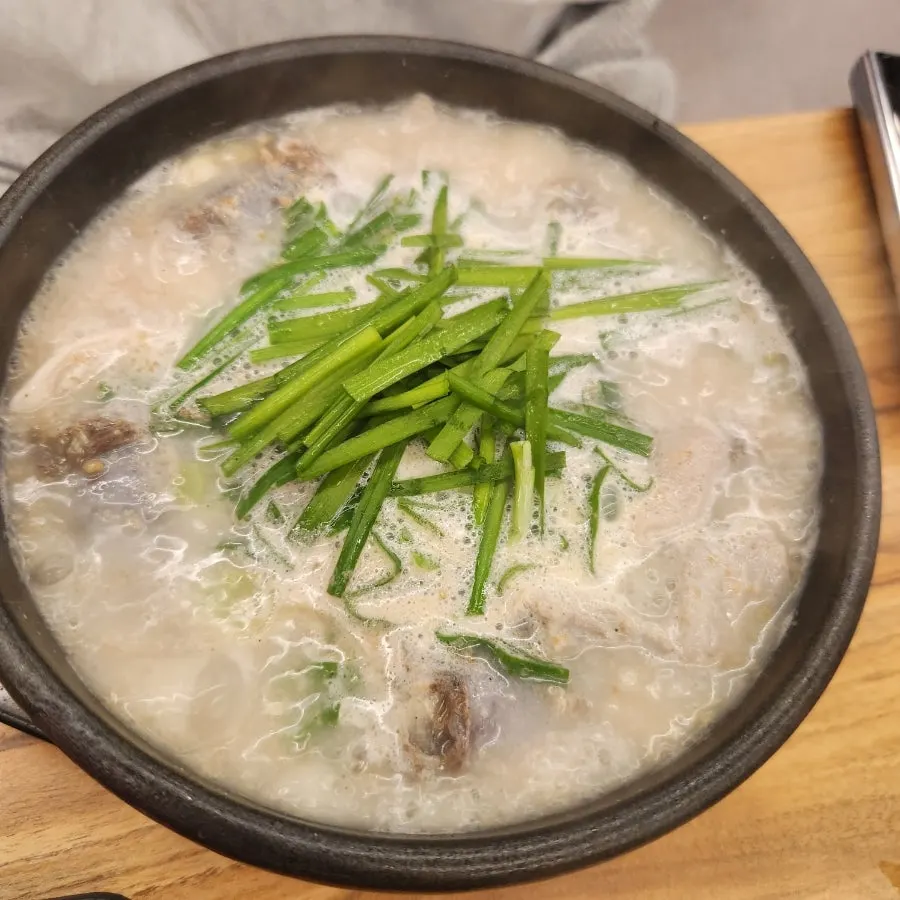 소금과 함께 곁들인 찰순대