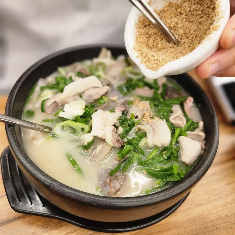 부추가 올라간 특순대국 뚝배기