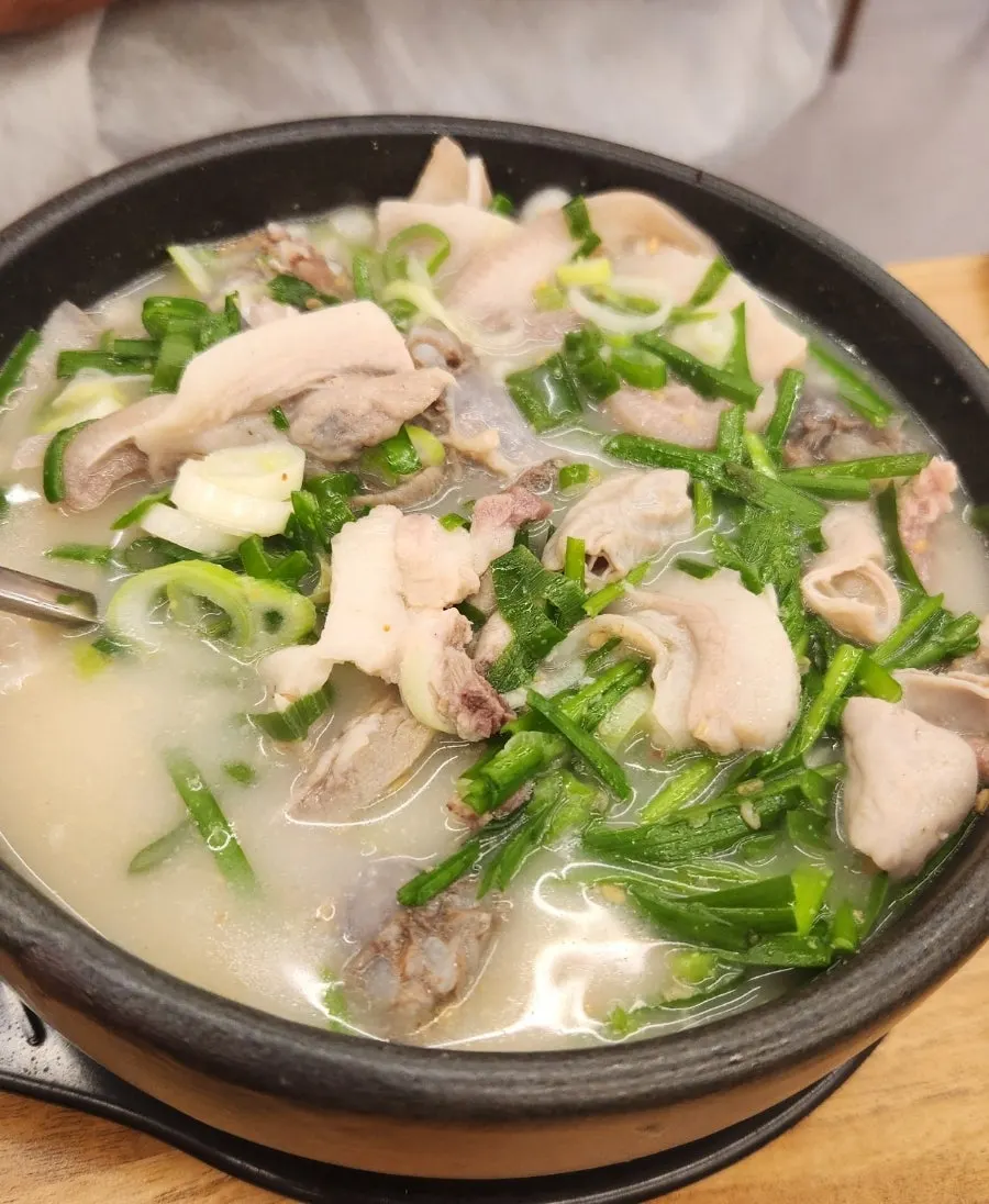 갈아 넣은 참깨를 곁들인 순대국