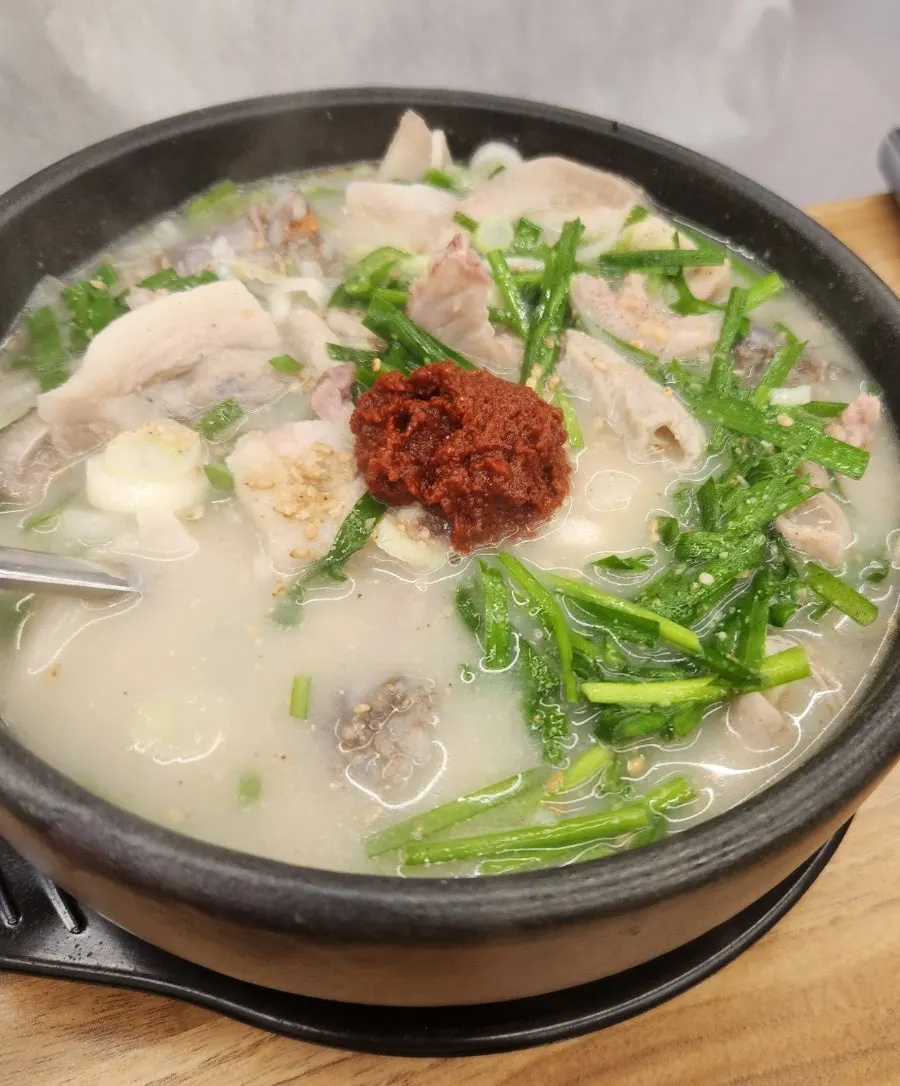 순대와 고기 내장이 푸짐한 특순대국