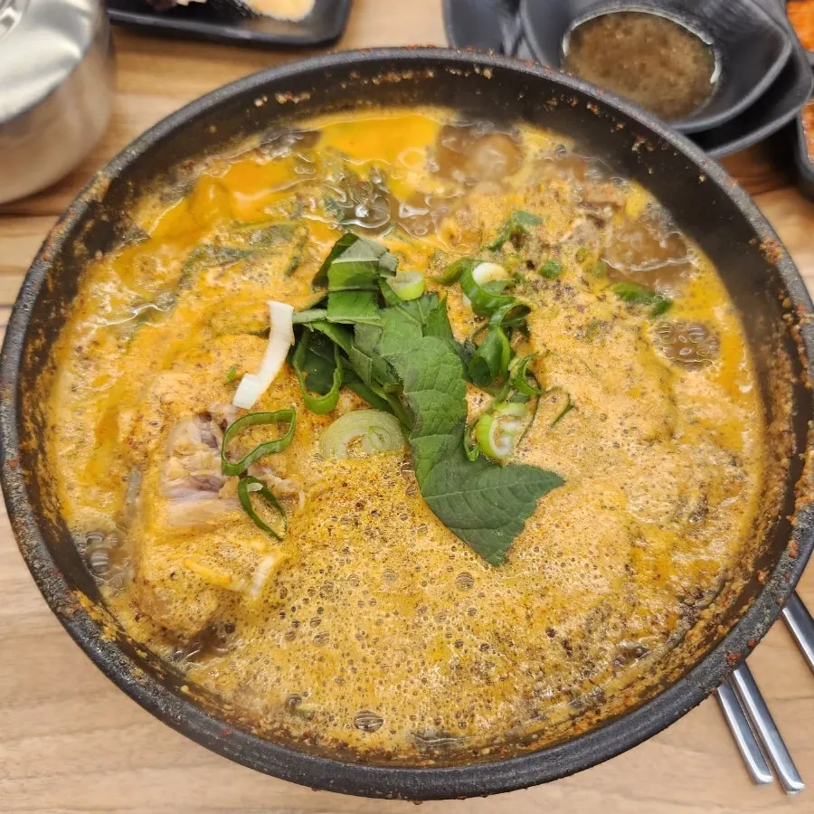 다대기를 넣어 얼큰하게 즐기는 순대국