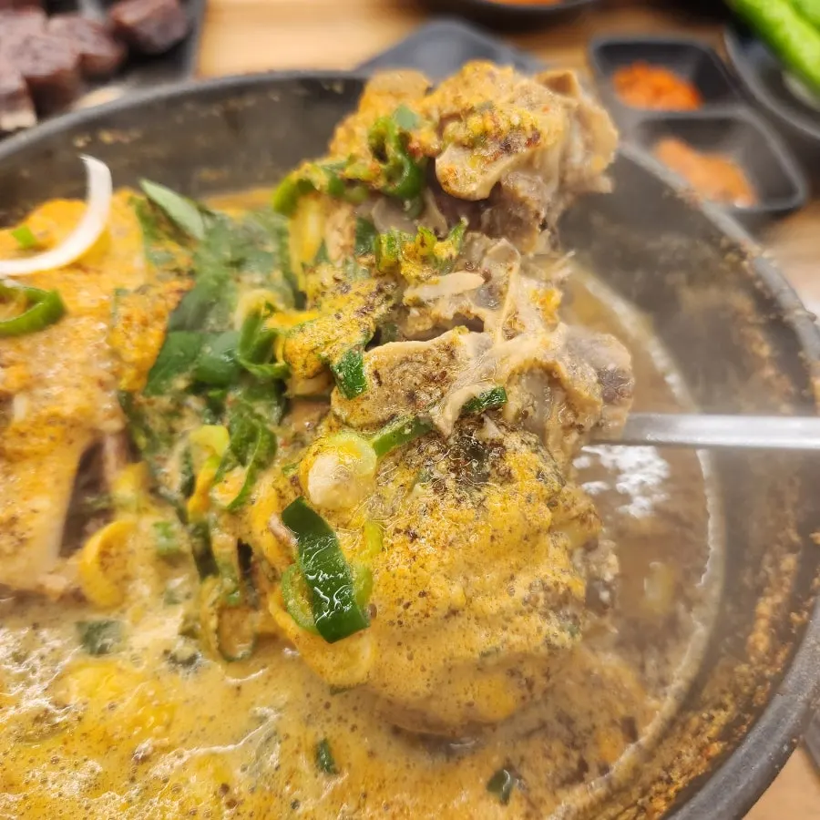 진한 국물의 뼈다귀해장국