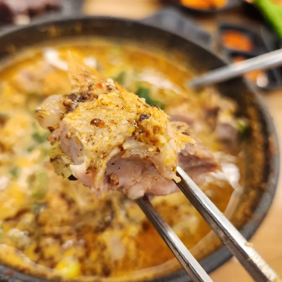 살코기가 붙은 큼직한 뼈다귀