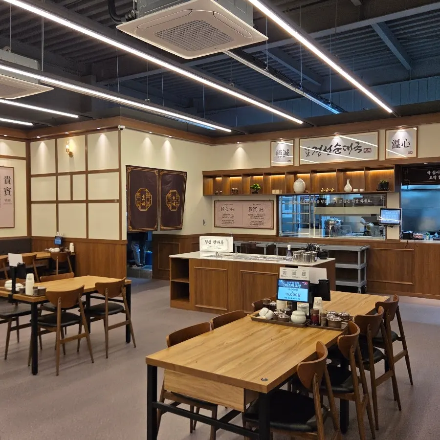 Table seating with generous spacing