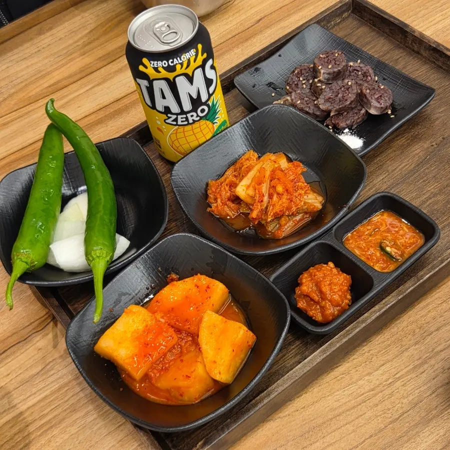 Basic side dishes served alongside the gukbap