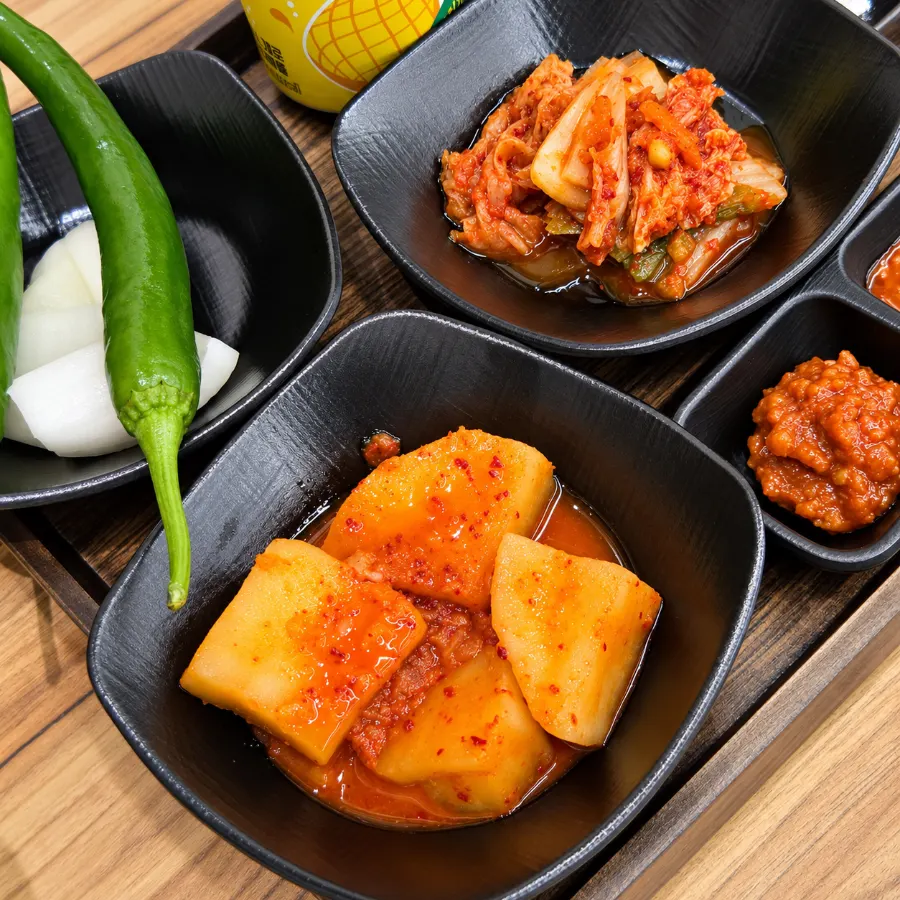 Side dish plates arriving one by one