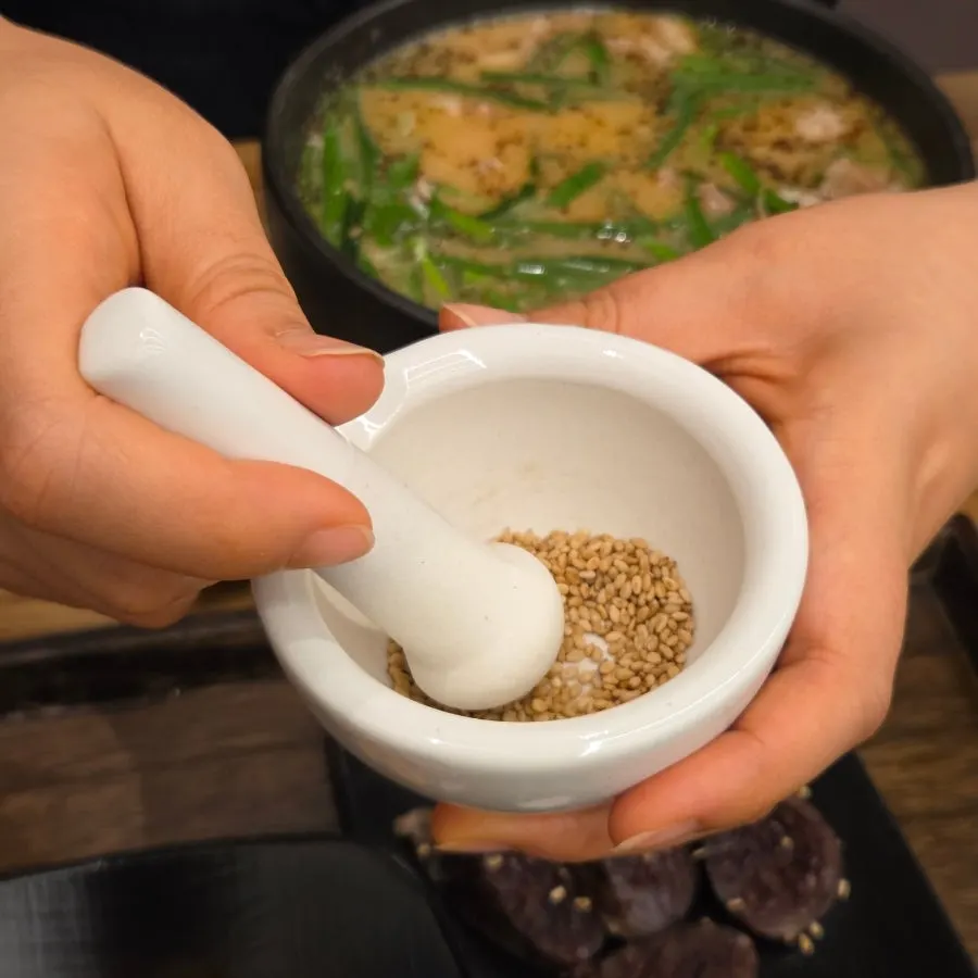 Grinding sesame directly into the gukbap
