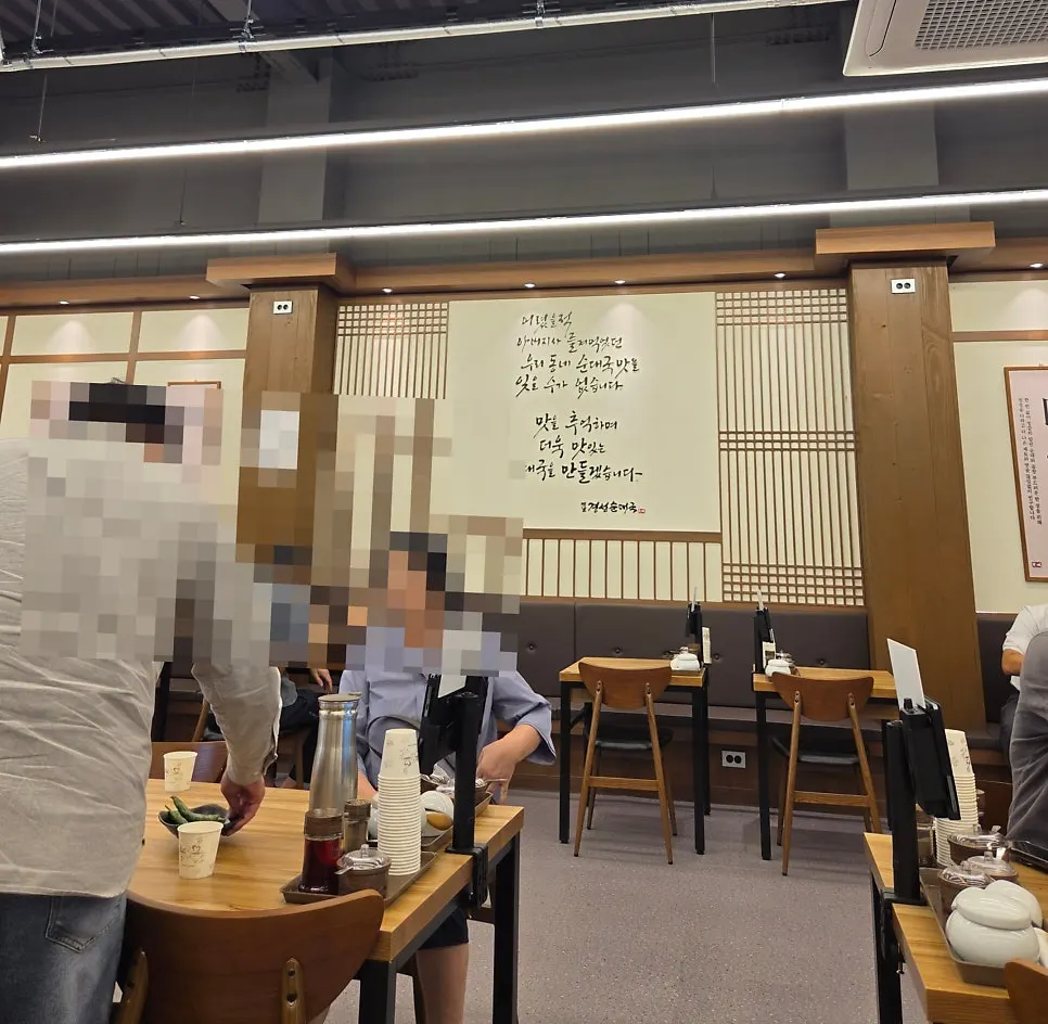 간격이 넓은 매장 내부 테이블 배치