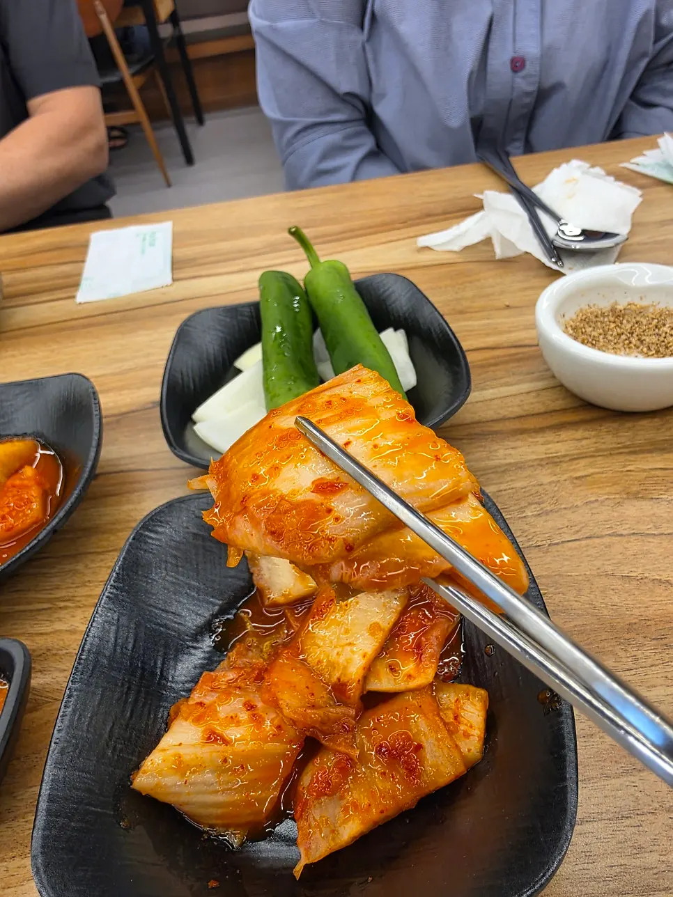 석박지와 김치, 쌈장과 새우젓 반찬 상차림