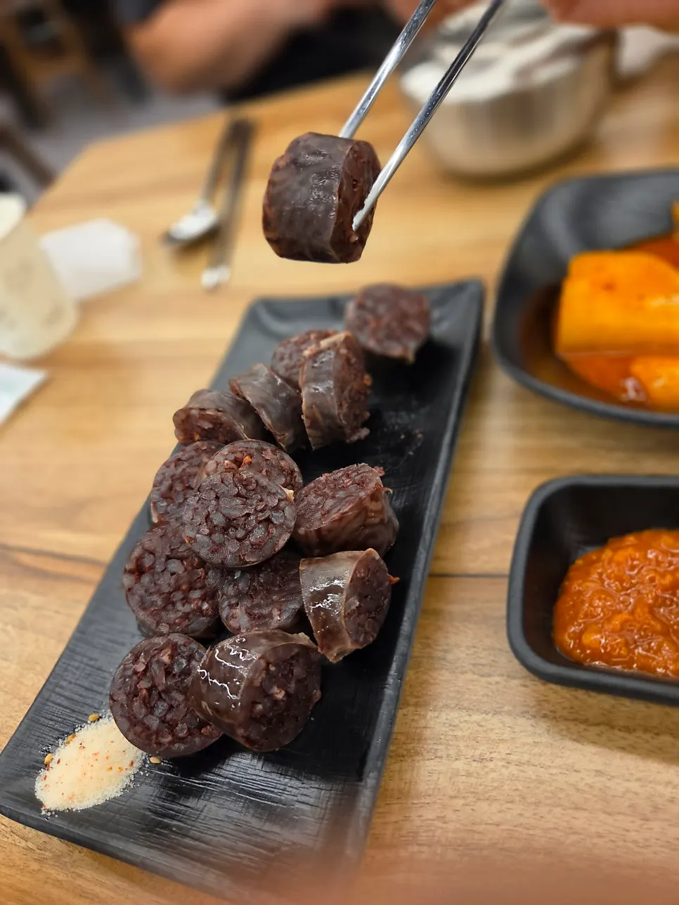 반찬 접시 근접 모습
