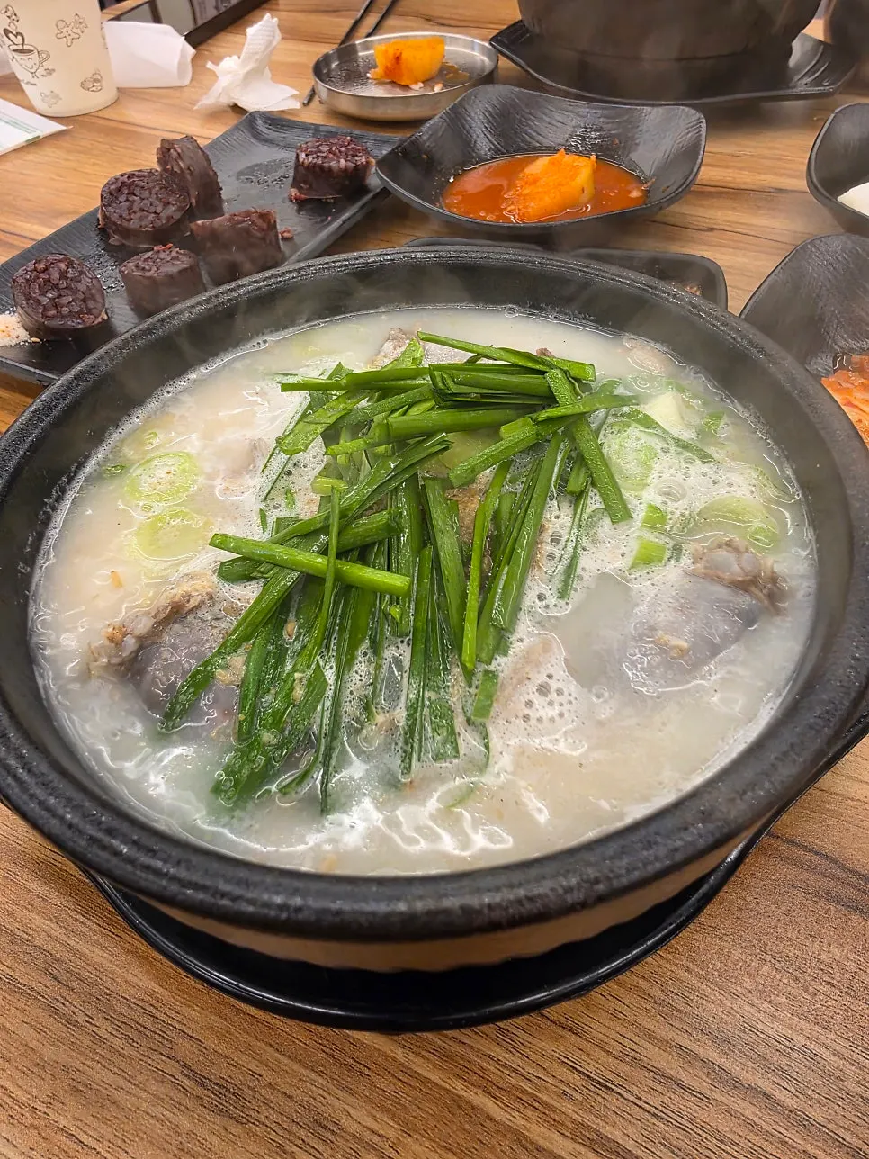 토종순대와 내장이 들어간 기본 경성순대국