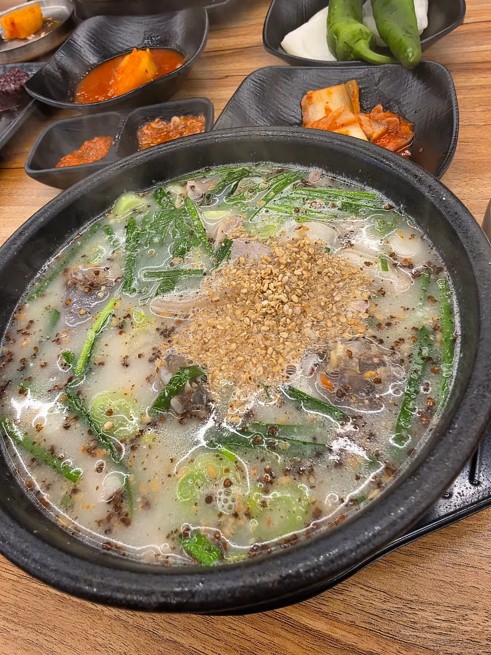 밥과 함께 차려진 순대국 한 상