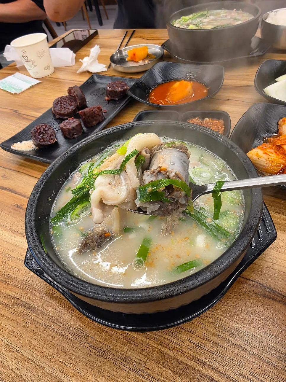 부추와 간 참깨를 올린 순대국