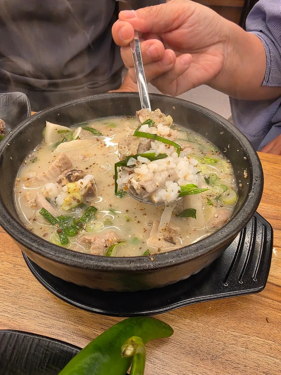 쌈장과 섞인 새우젓을 올린 순대와 머릿고기