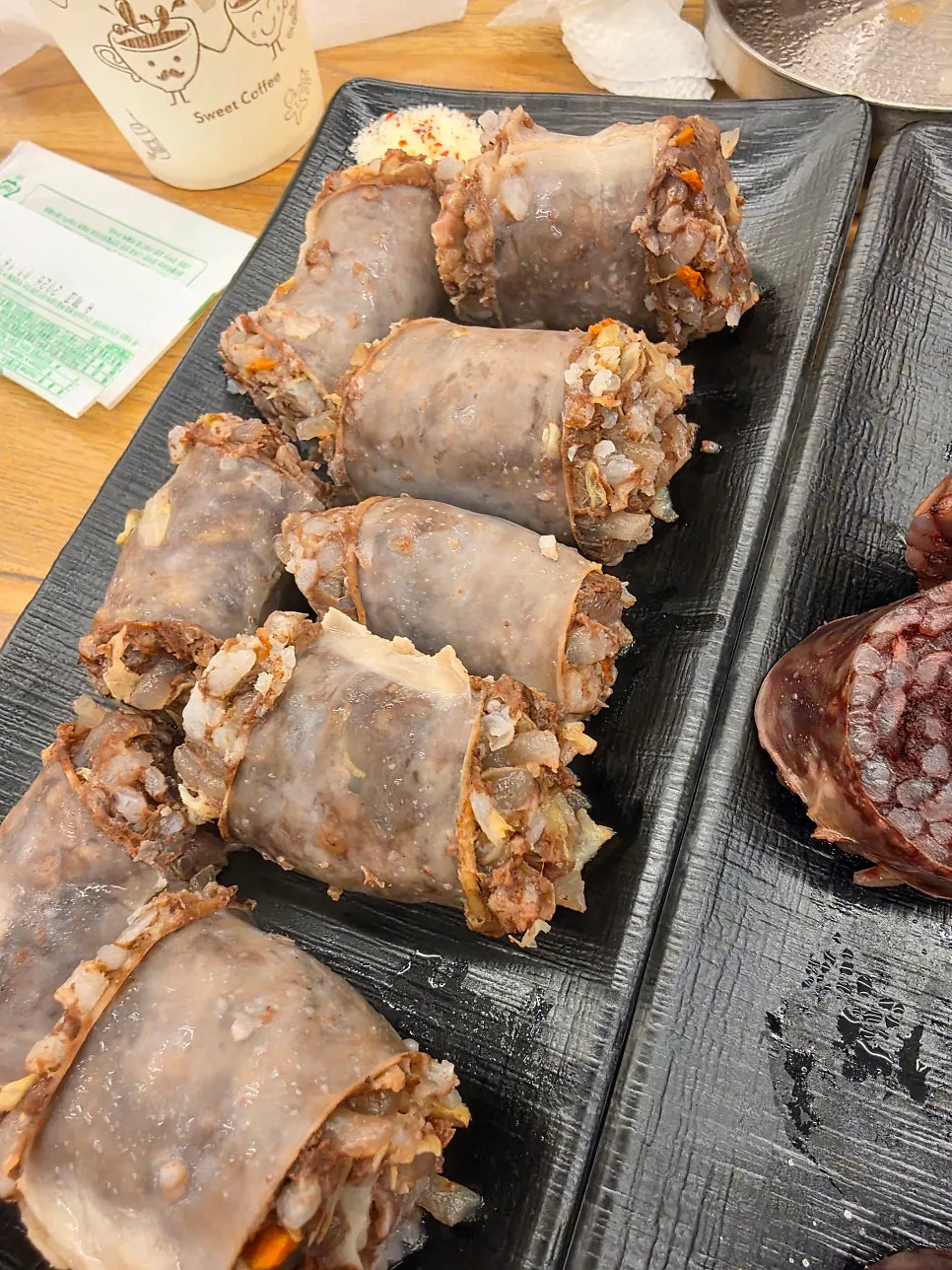 밥을 말아 비빈 뽀얀 순대국 한 수저
