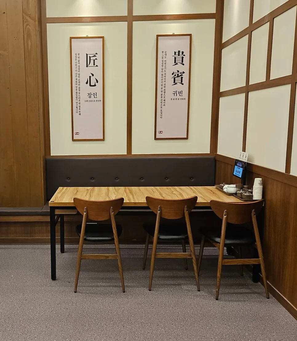 깔끔하게 정리된 홀 좌석 전경