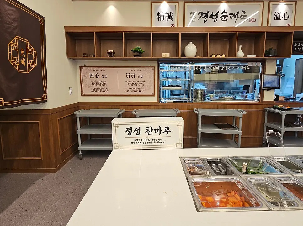 셀프코너 옆 일회용 앞치마와 집기