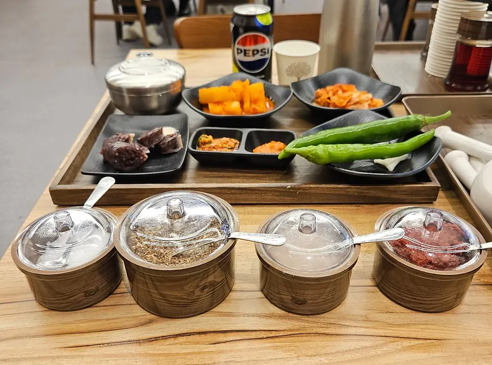 셀프코너에서 가져온 밑반찬 접시