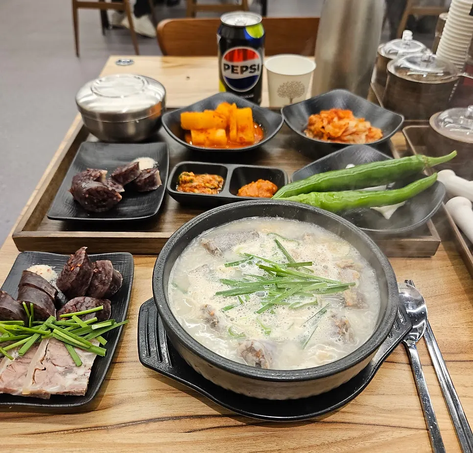 테이블에 준비된 다대기와 새우젓, 소금