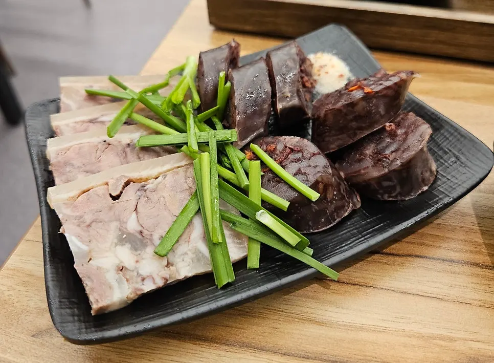 순대국과 반찬이 함께 놓인 식사 상차림