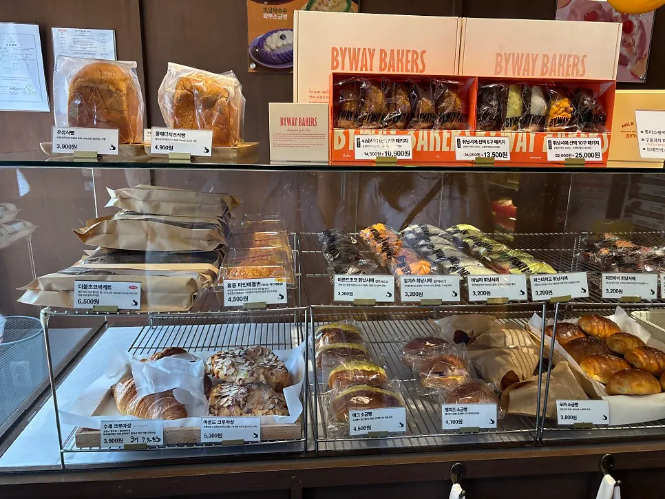 Dujjonku and other baked cookies on display