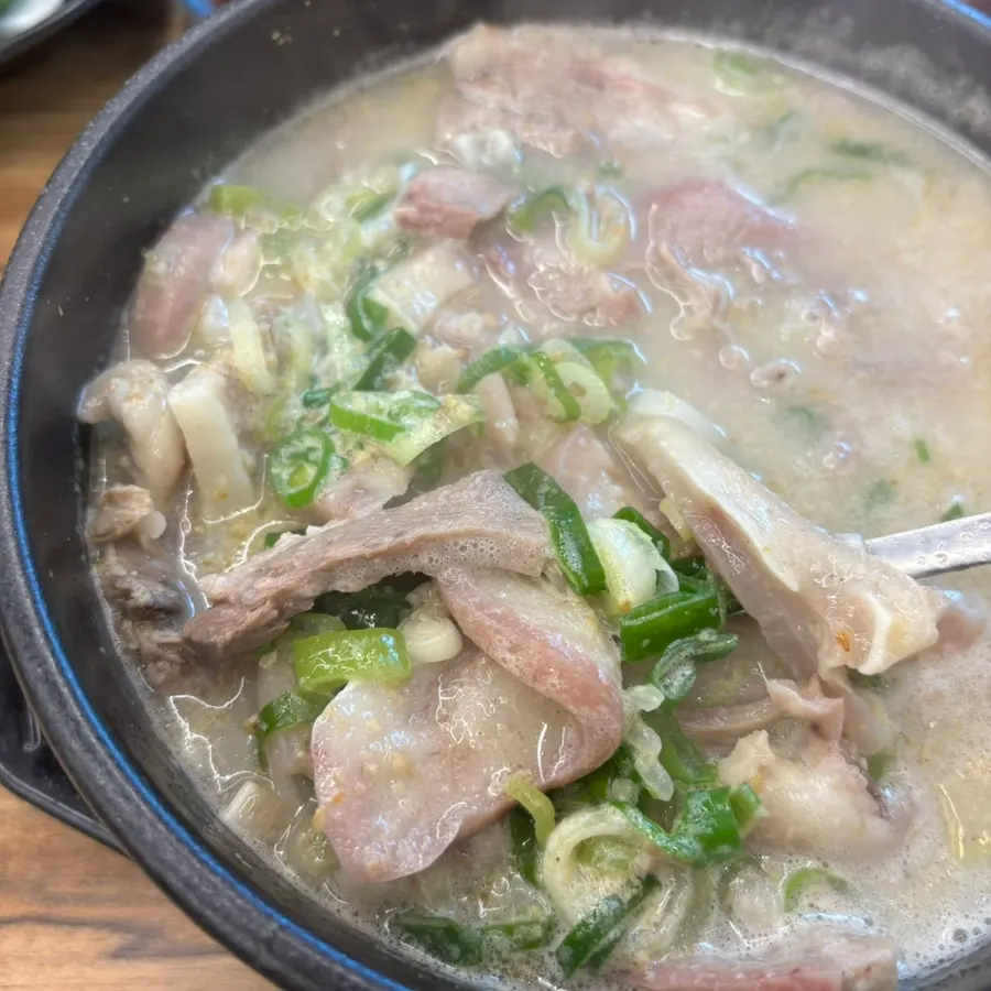 Freshly boiled pork gukbap