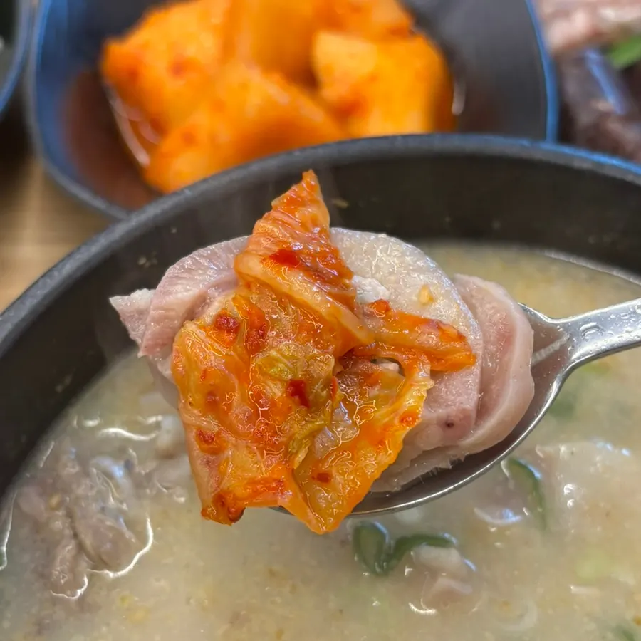 Pork gukbap with large pieces of meat
