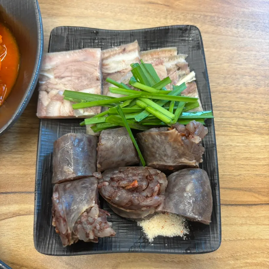 Pressed pork and glutinous sundae served with the set
