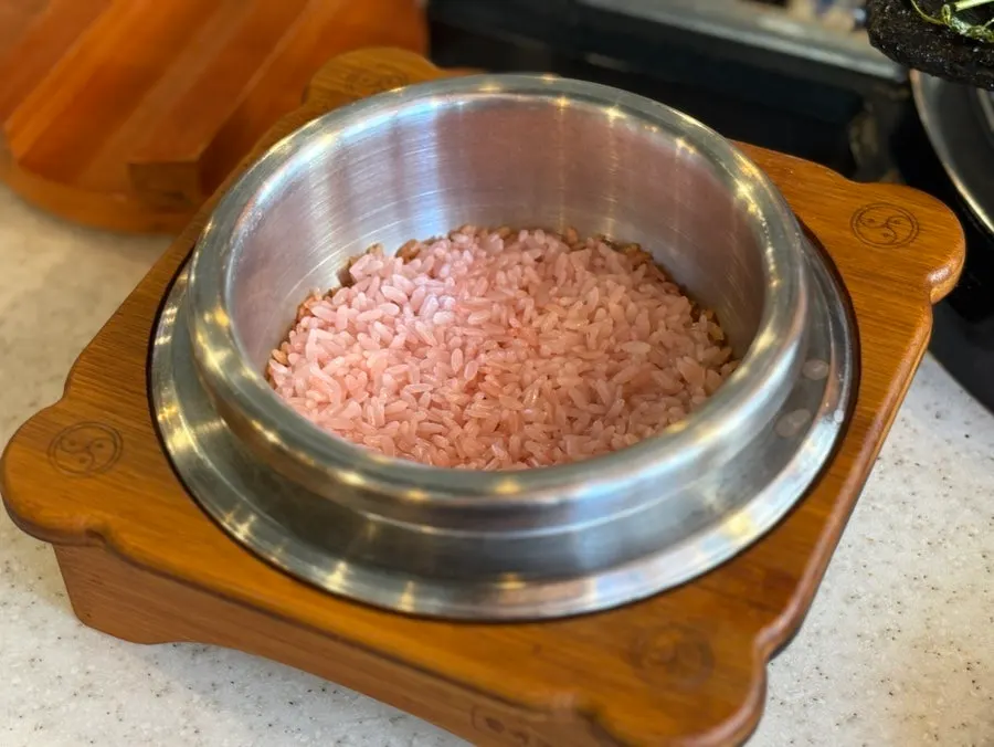 Freshly made stone-pot rice with sungnyung