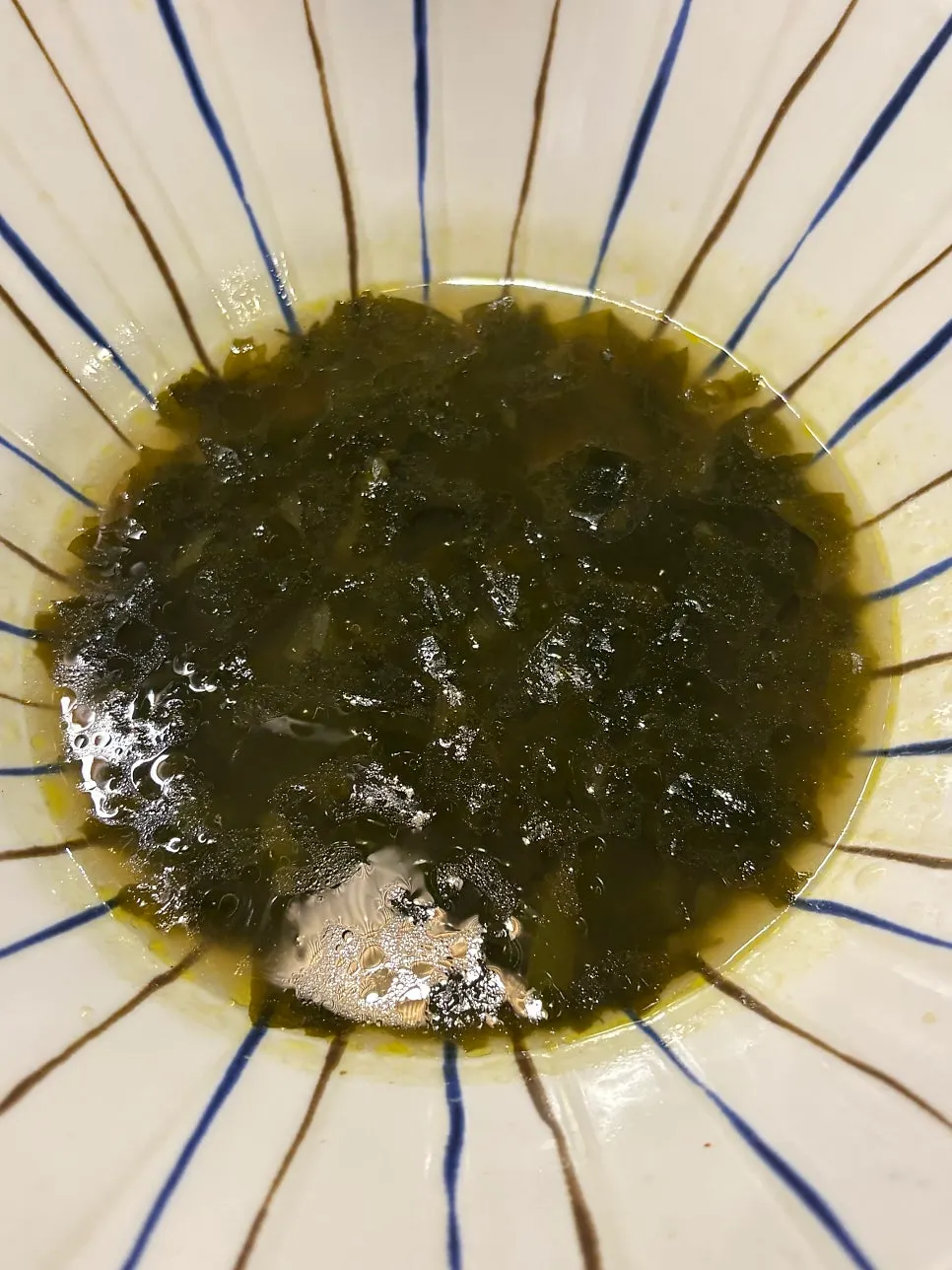 기본찬 미역국과 반찬 접시