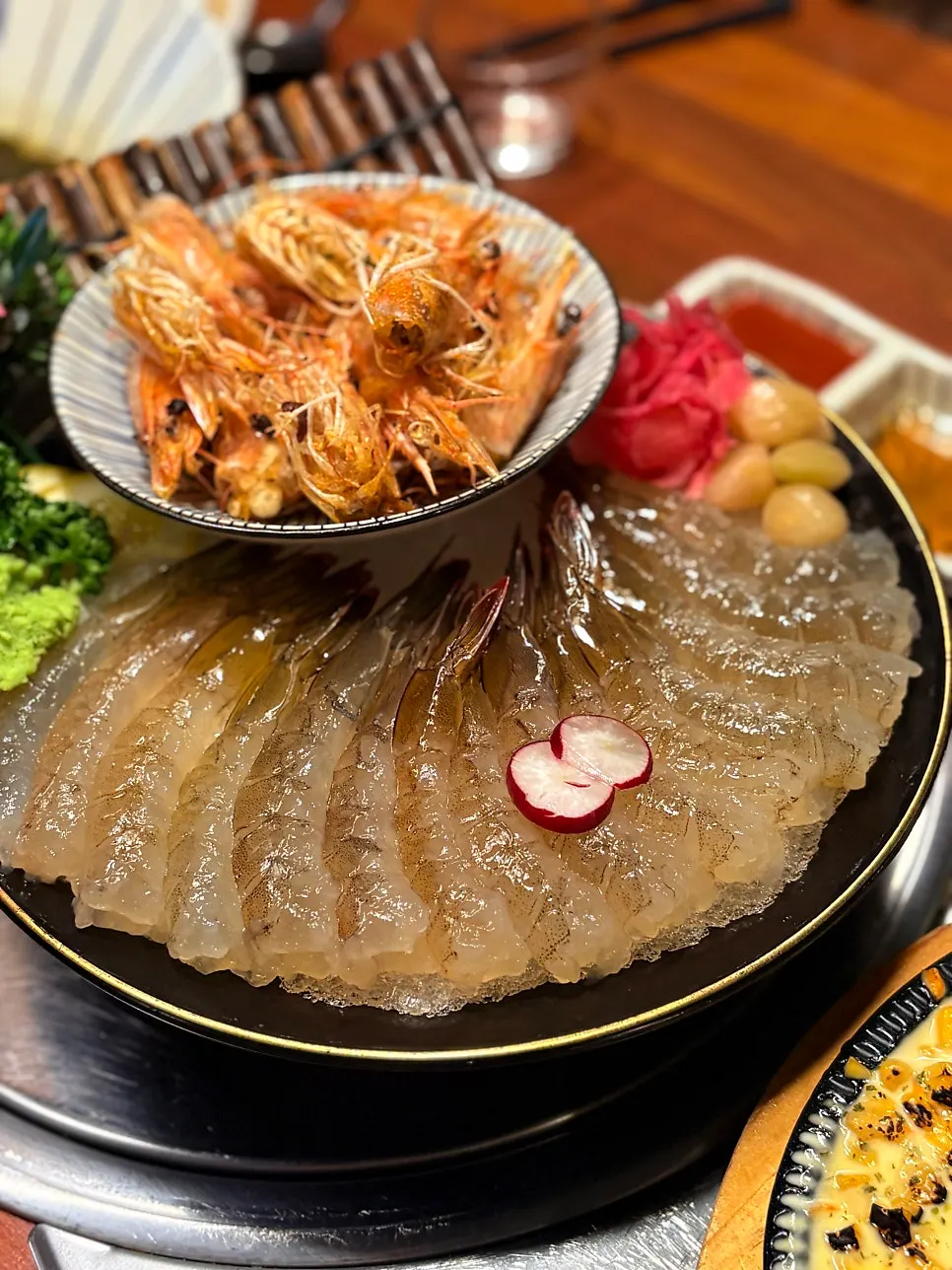 플레이팅된 생새우회 한 접시